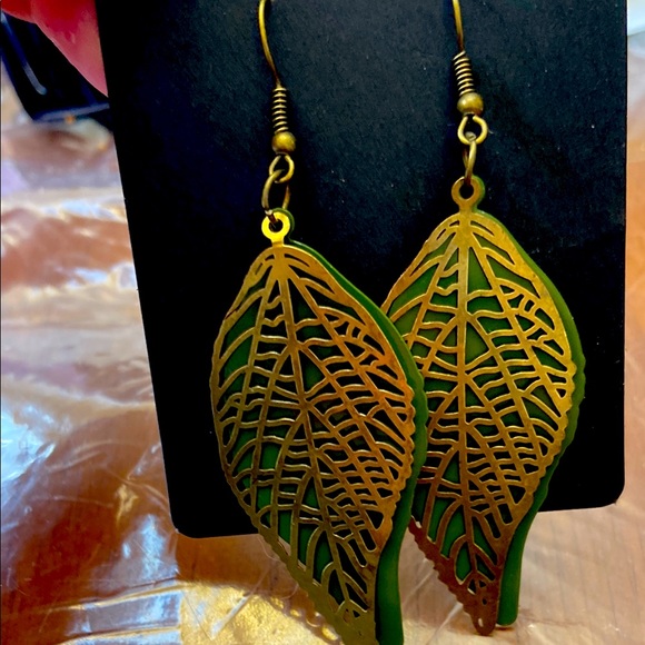 Elegant Gold tone  and Green Leaf Earrings - Picture 1 of 3